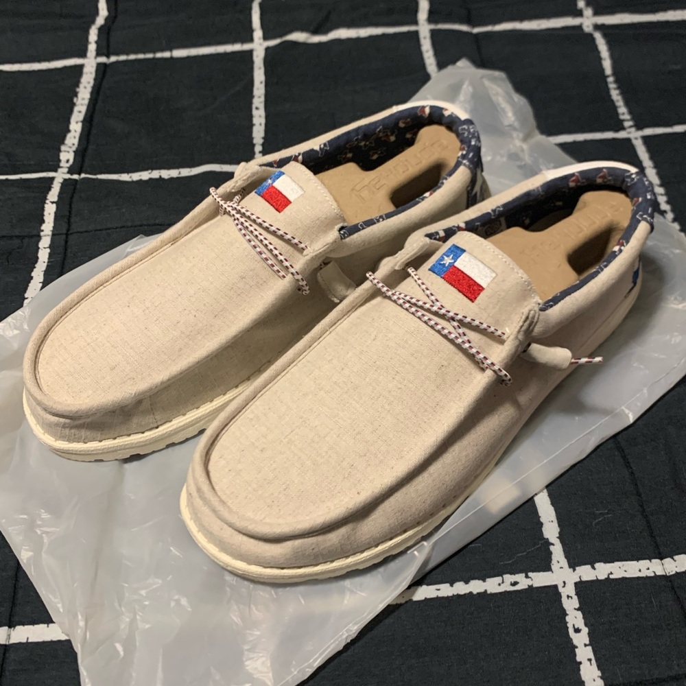 Hey Dude Wally Texas Canvas